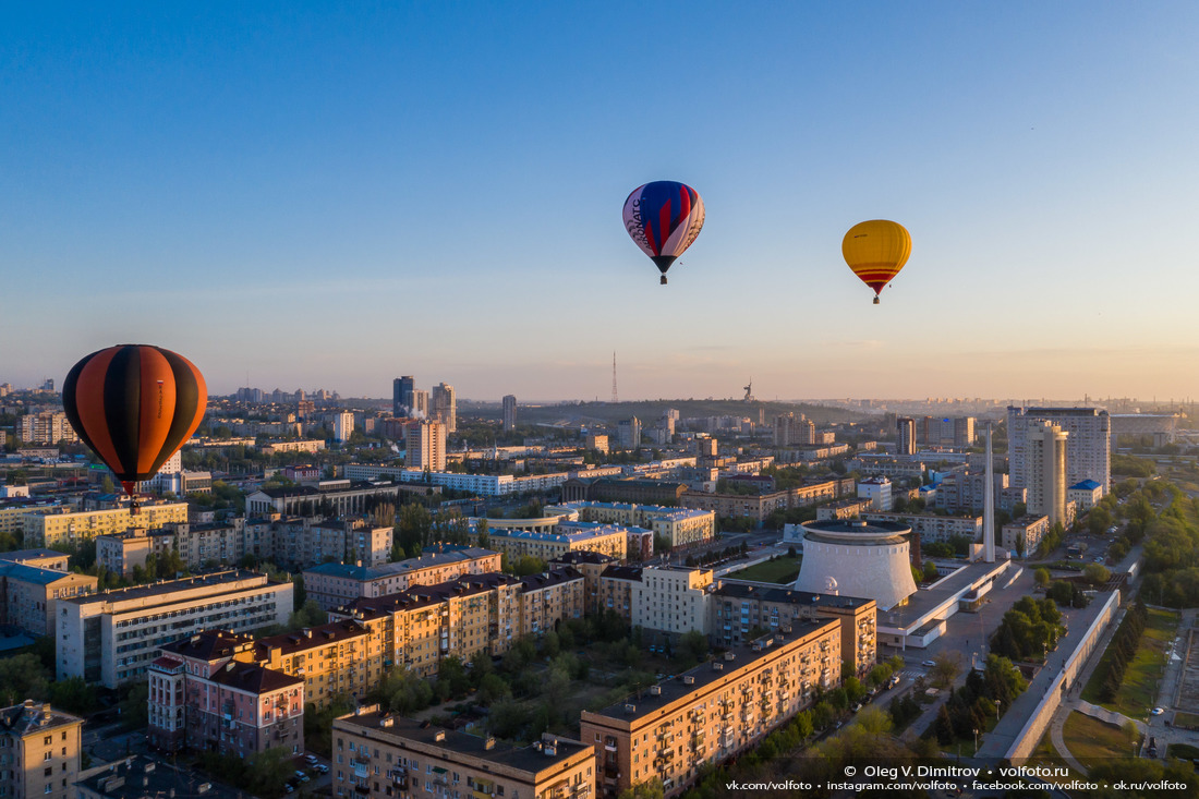 Воздушные шары ранним утром над музеем-панорамой «Сталинградская битва» фотография
