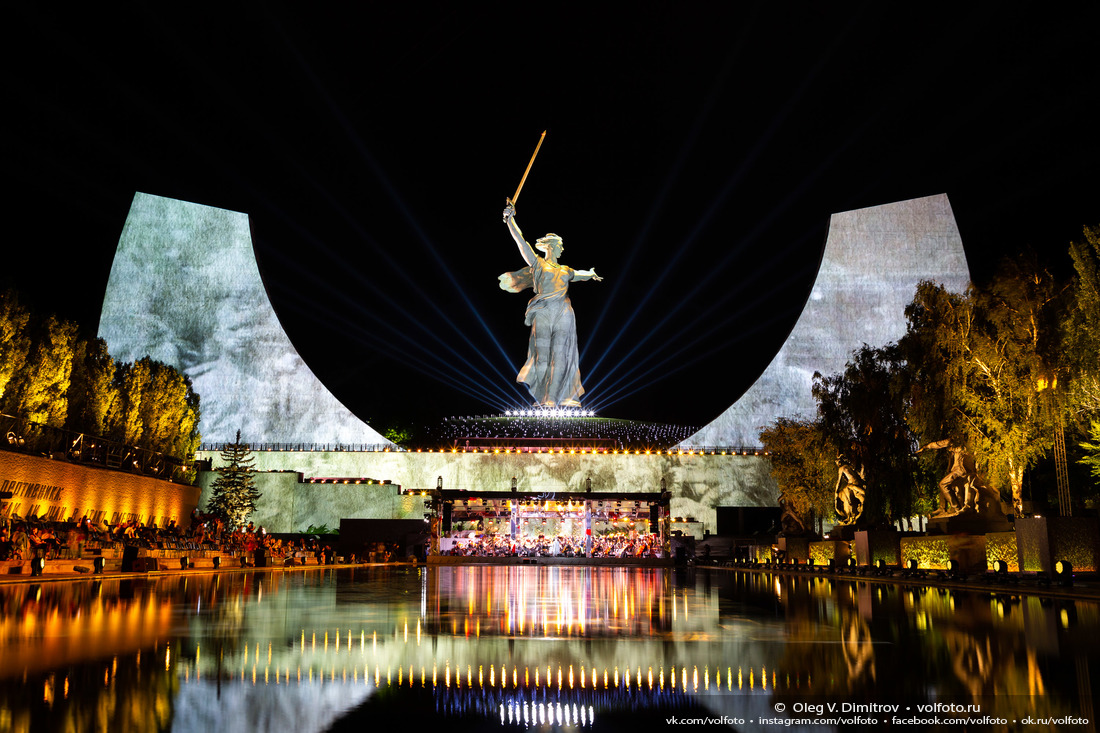 Визуальные образы, оживающие на проекционных экранах и монументе «Родина-мать» во время концерта фотография