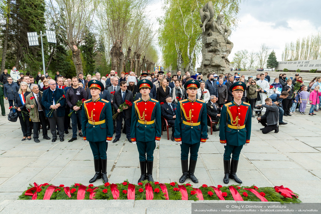 Участники акции «Сталинград 2021» перед Залом Воинской Славы фотография