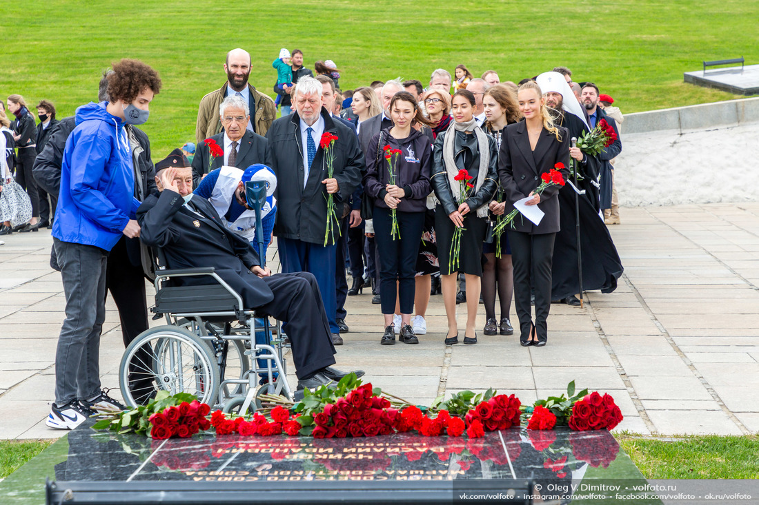 Возложение цветов к могиле маршала Чуйкова на площади Скорби фотография