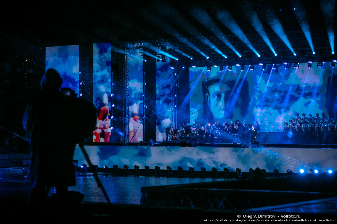 Мощные видеокамеры снимают концерт во всех деталях фотография