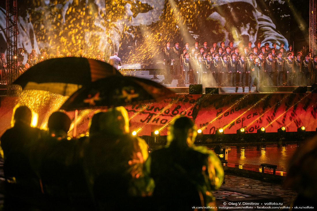 Зрители концерта на Мамаевом кургане под проливным дождём фотография