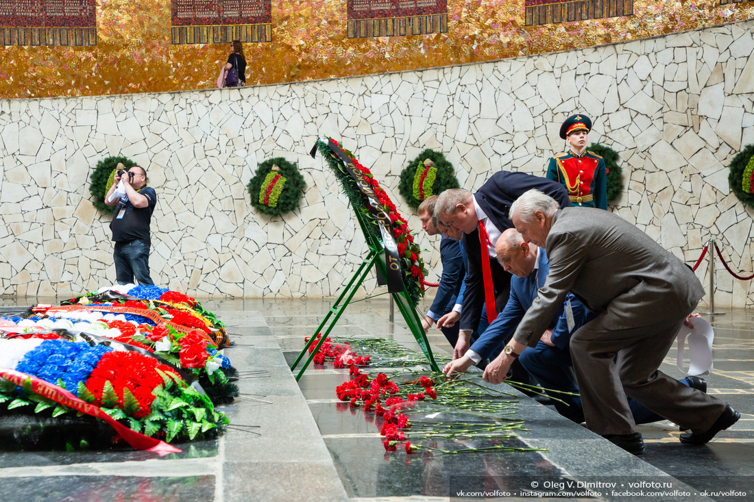Участники форума возлагают цветы к Вечному огню в Зале Воинской Славы фотография