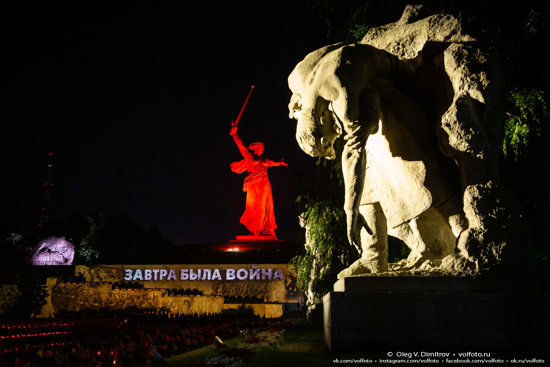 «Родина-мать» в оранжево-красных тонах пожара Великой Отечественной фотография