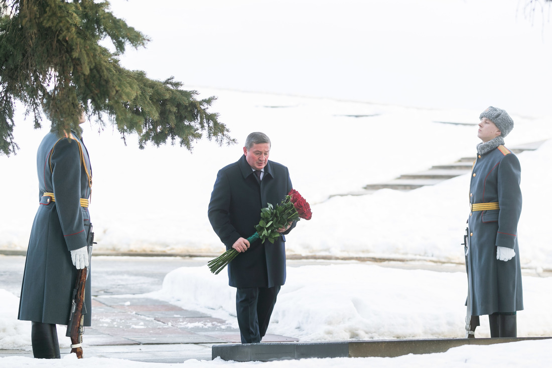 Губернатор возложил цветы в Зале Воинской Славы, у могилы Чуйкова, к могиле Неизвестного солдата и малой братской могиле фотография