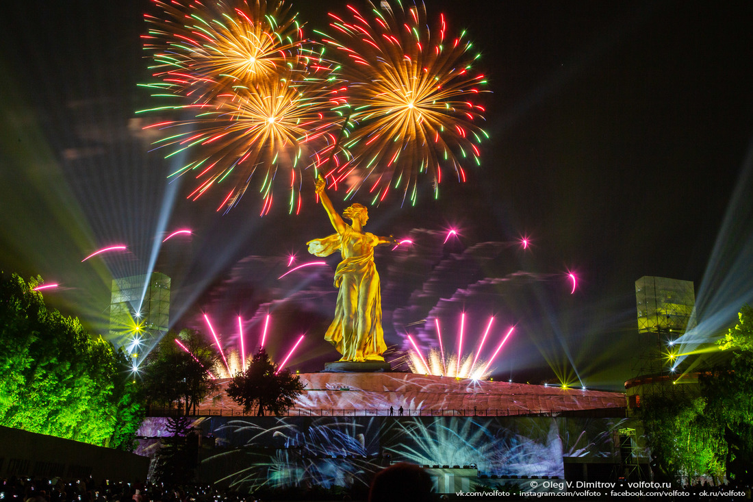 Праздничный фейерверк над Мамаевым курганом в финале акции «Свет Великой Победы» фотография