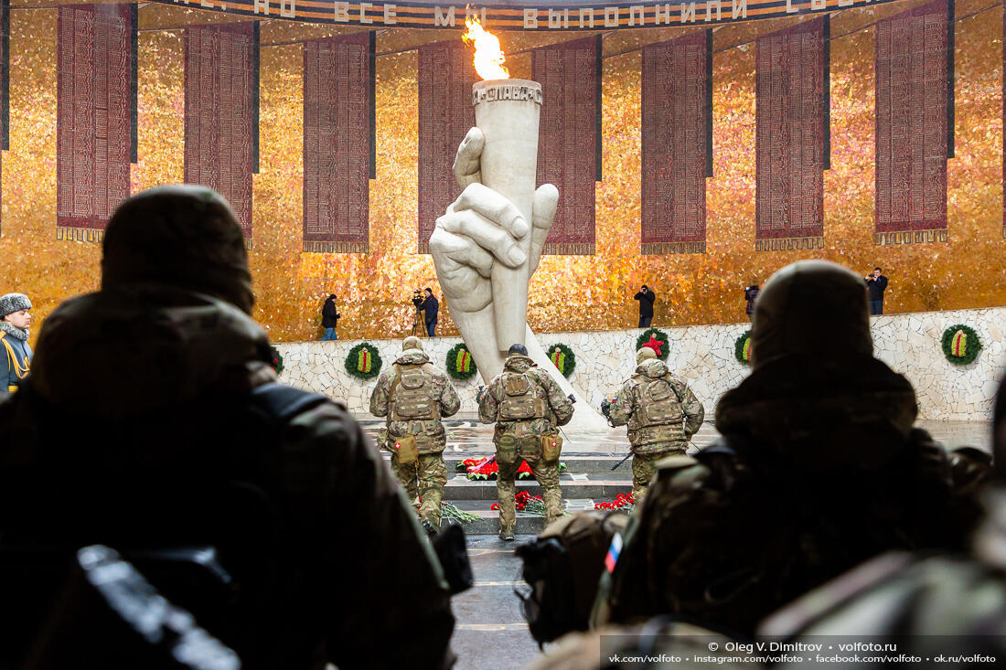 Возложение цветов к Вечному огню в Зале Воинской Славы фотография