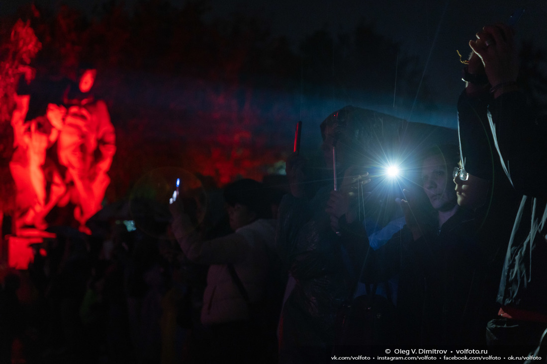 Зрители акции «Свет Великой Победы» на Мамаевом кургане фотография
