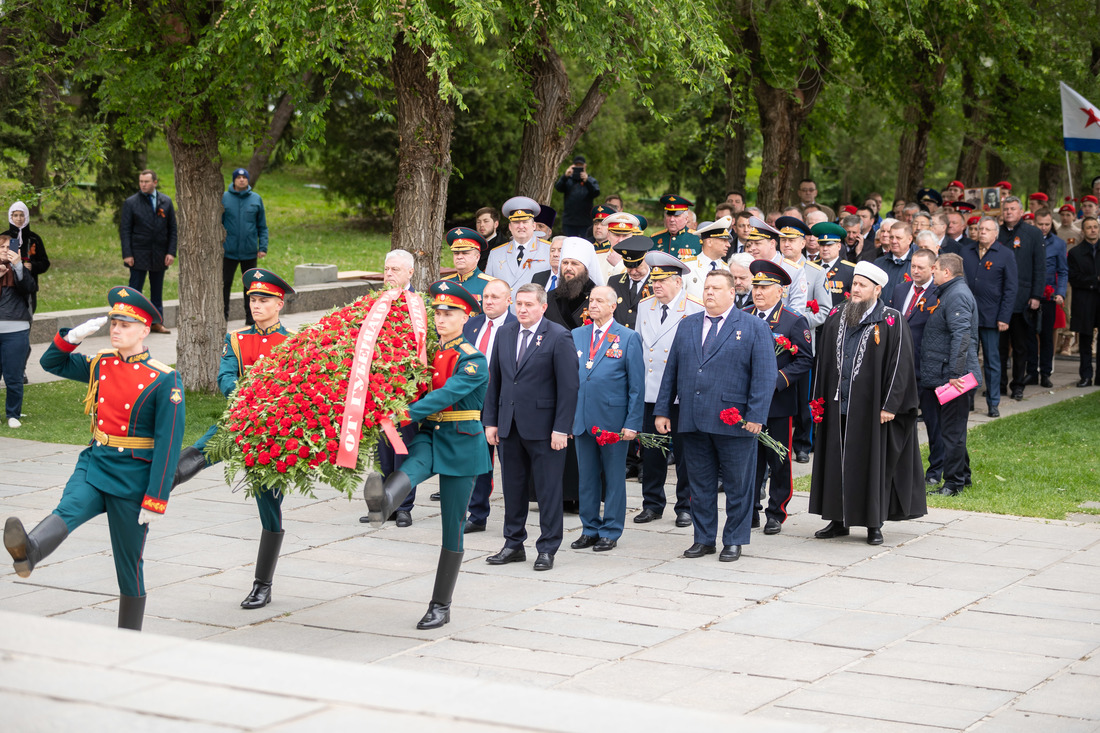 Возложение цветов и венков на Мамаевом кургане в День Победы фотография