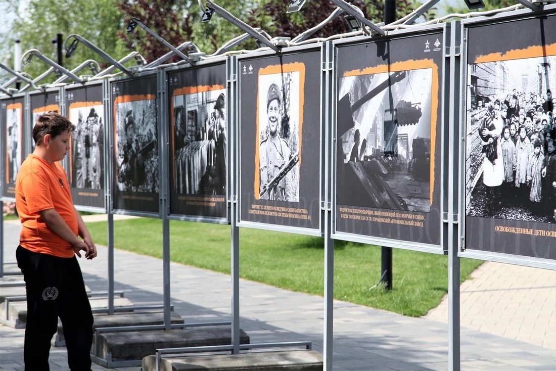 Фотовыставка «Детство 1941-1945» в парке Победы фотография