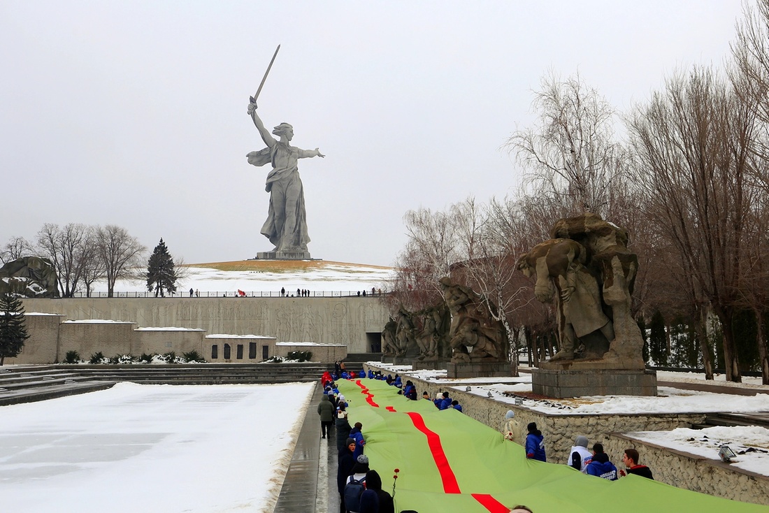 По Мамаеву кургану пронесли 100-метровую ленту медали «За оборону Сталинграда» фотография