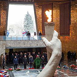 В день 80-летия Сталинградской Победы на Мамаевом кургане возложили цветы