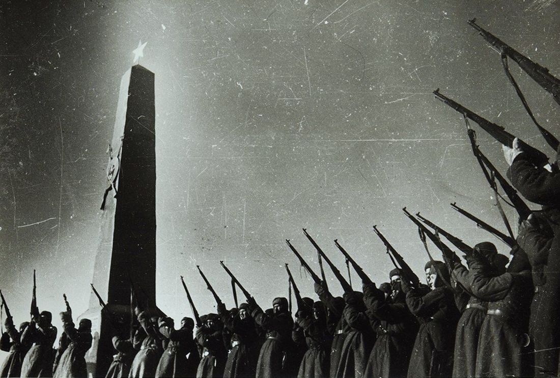 Прощальный залп из винтовок у первого памятника на могиле защитников Мамаева кургана фотография