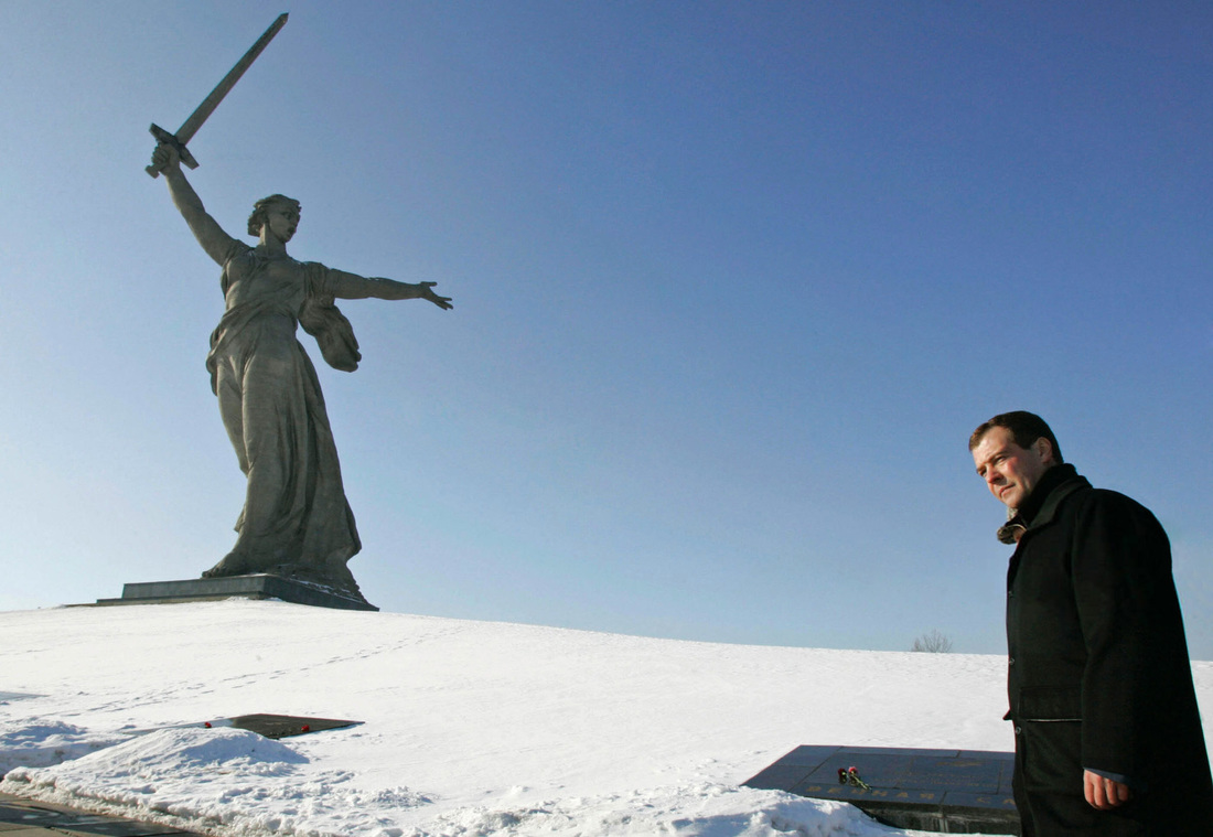 Дмитрий Медведев поднимается к монументу «Родина-мать зовёт!» фотография