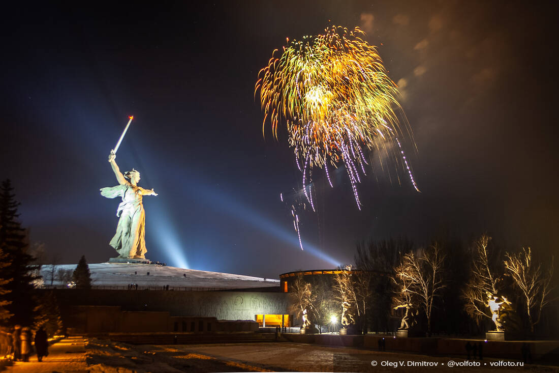 Залпы праздничного салюта над «Родиной-матерью» фотография
