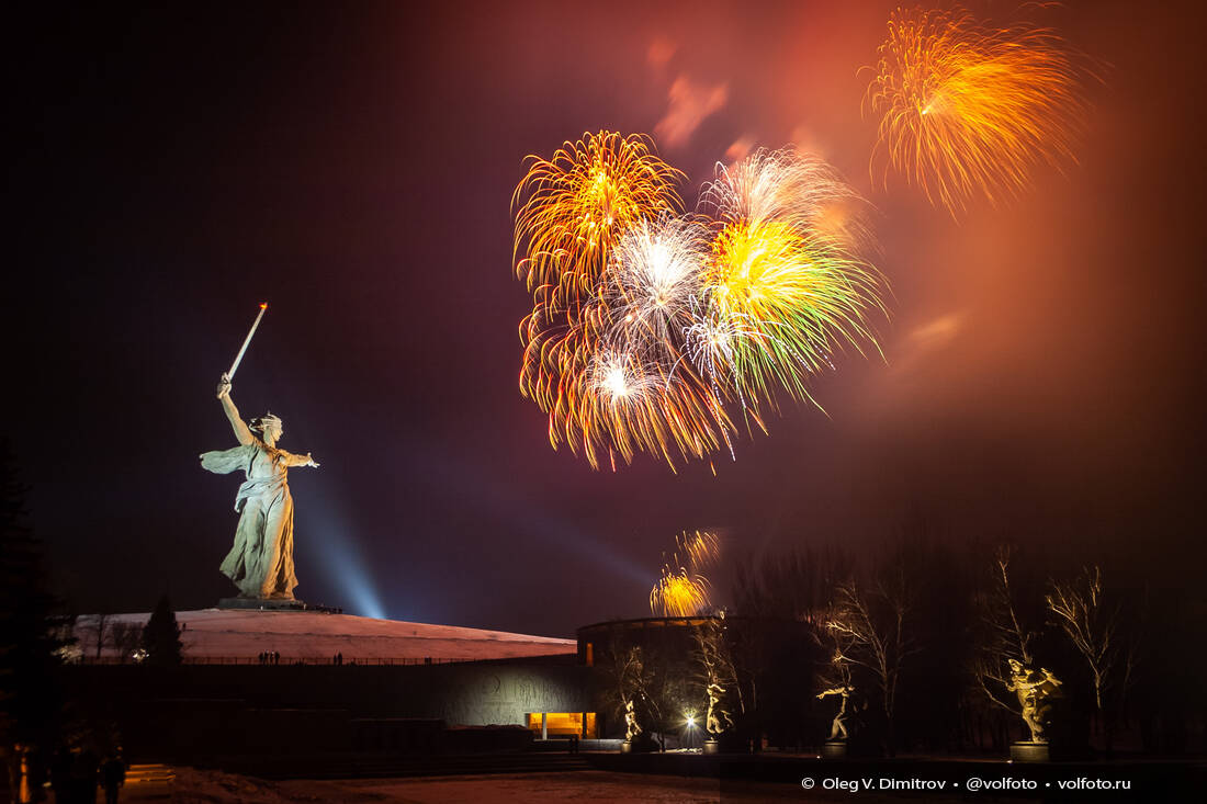 Залпы праздничного салюта над «Родиной-матерью» фотография