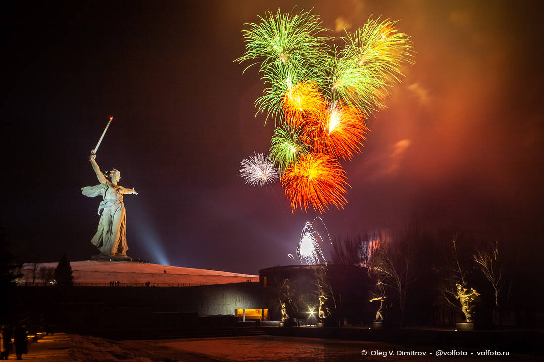 Залпы праздничного салюта над «Родиной-матерью» фотография