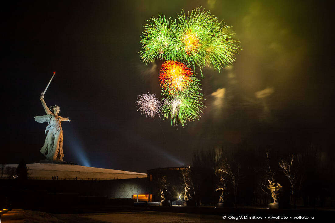 Залпы праздничного салюта над «Родиной-матерью» фотография