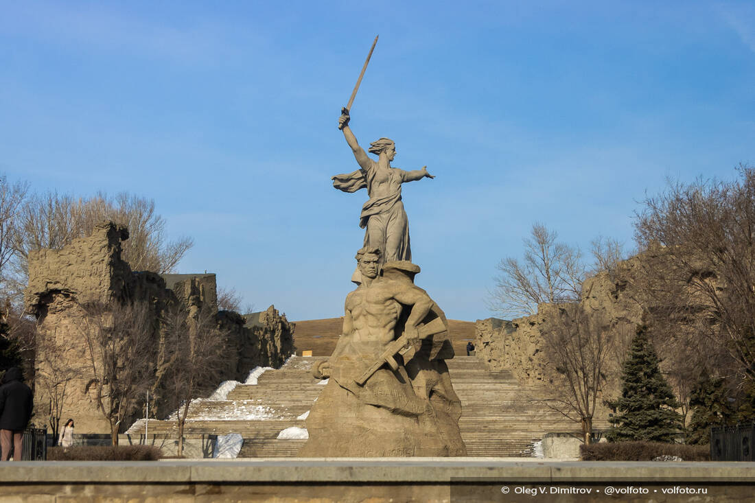 Скульптуры «Стоять насмерть!» и «Родина-мать зовет!» фотография
