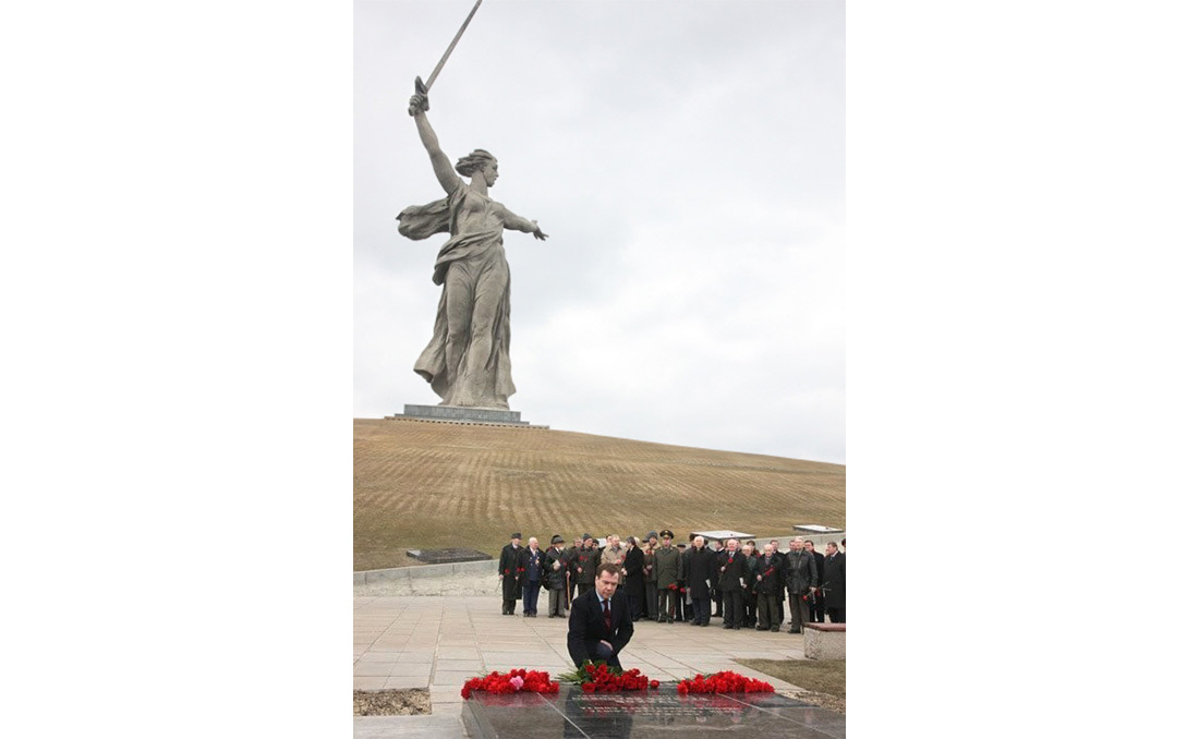 Возложение цветов в Вечному огню в Зале Воинской Славы и могиле В. И. Чуйкова фотография