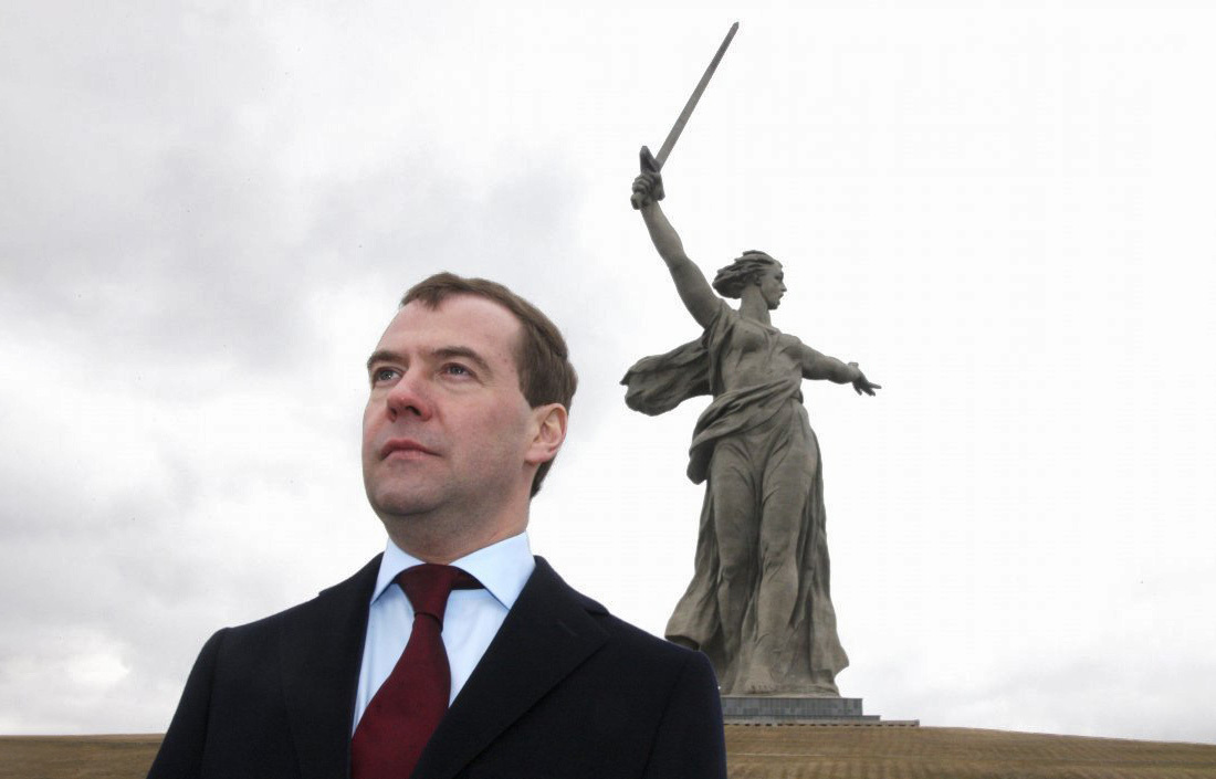 Президент Дмитрий Медведев на Мамаевом кургане фотография