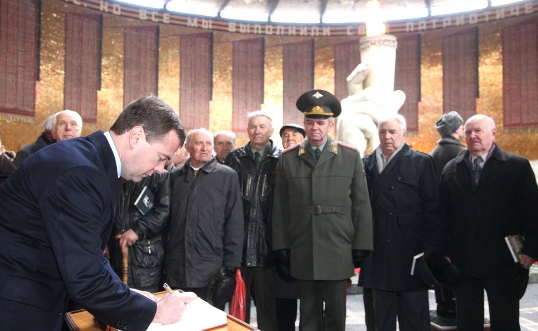Дмитрий Медведев оставляет запись в Книге памяти фотография