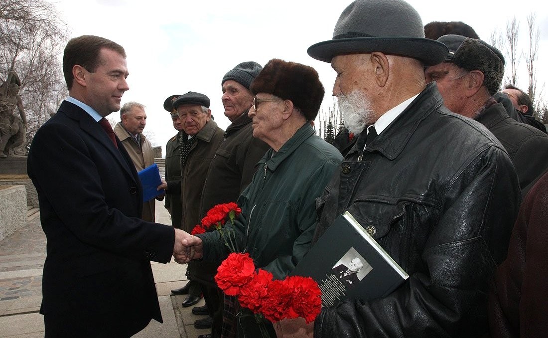 Дмитрий Медведев и ветераны на Мамаевом кургане фотография