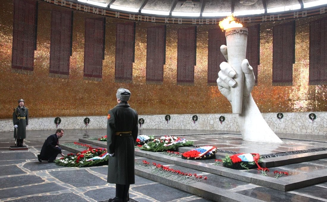 Возложение цветов в Вечному огню в Зале Воинской Славы и могиле В. И. Чуйкова фотография