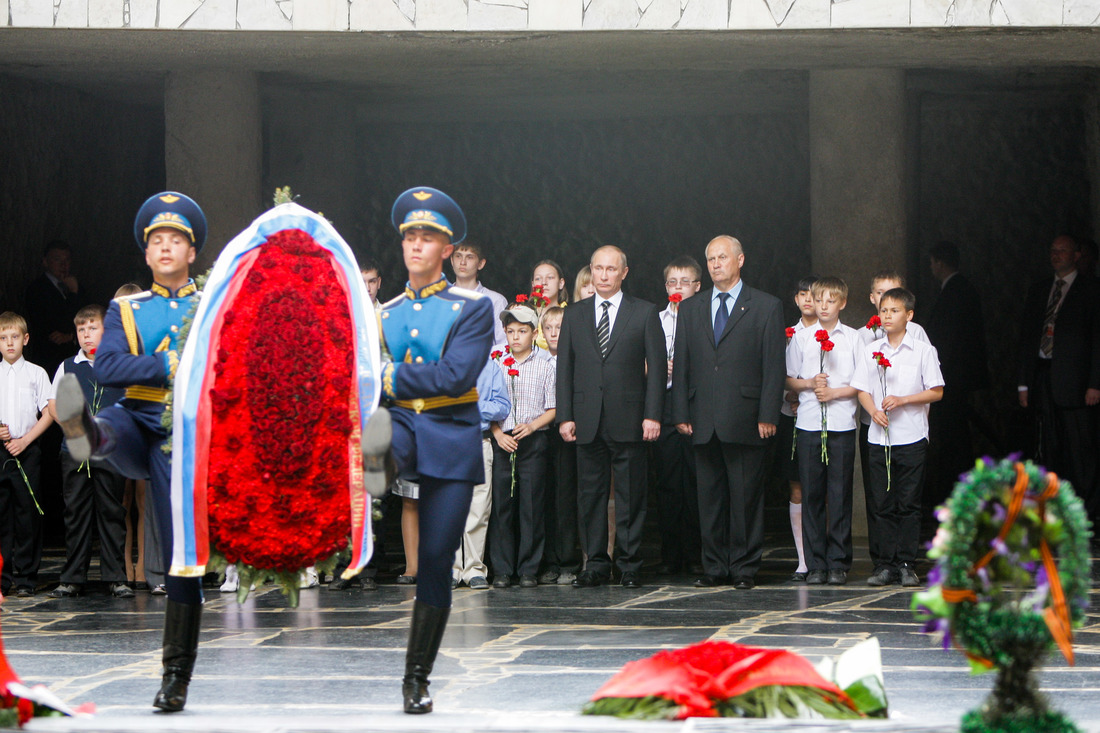 Владимир Путин возложил цветы к Вечному огню в Зале Воинской Славы фотография