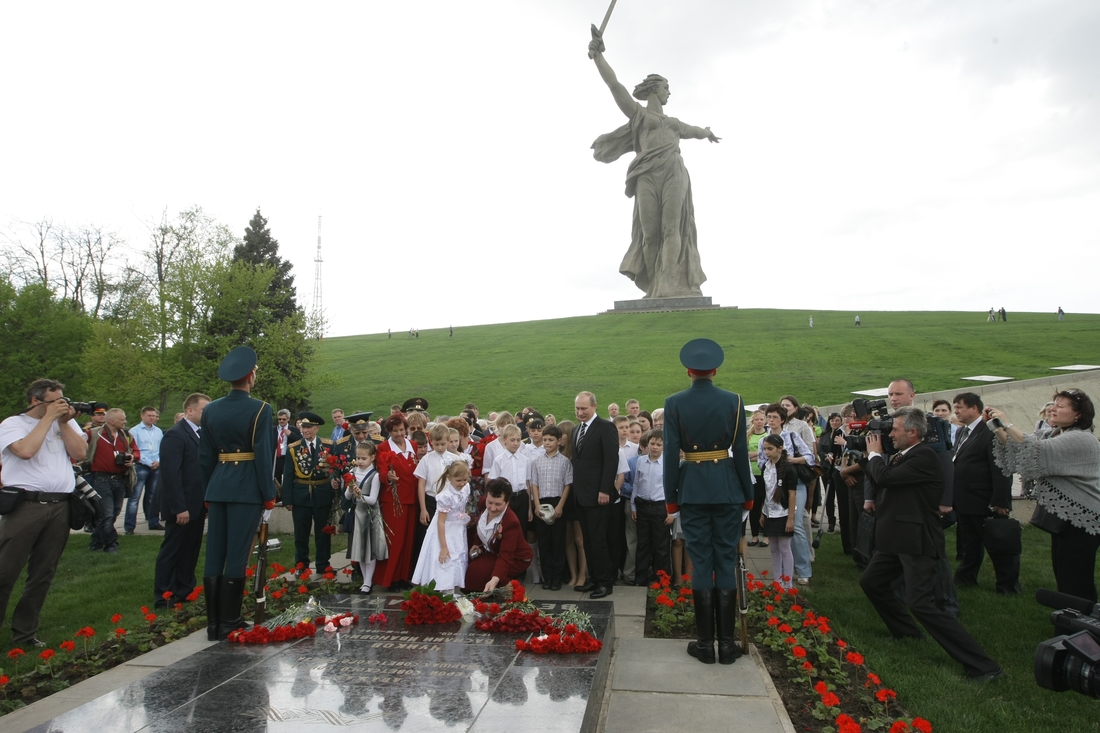 Владимир Путин у могилы маршала Чуйкова фотография