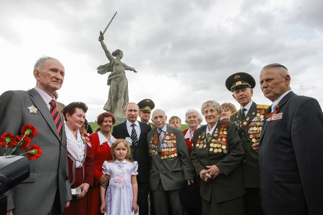 Владимир Путин и ветераны у могилы маршала Чуйкова фотография