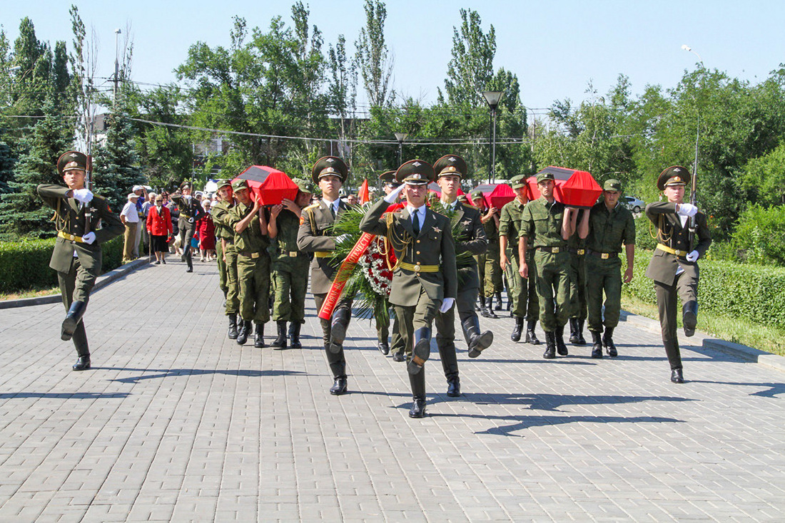 Церемония захоронения красноармейцев на Мамаевом кургане фотография