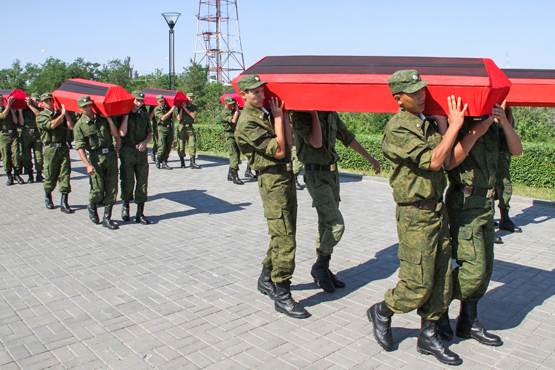 Церемония захоронения красноармейцев на Мамаевом кургане фотография