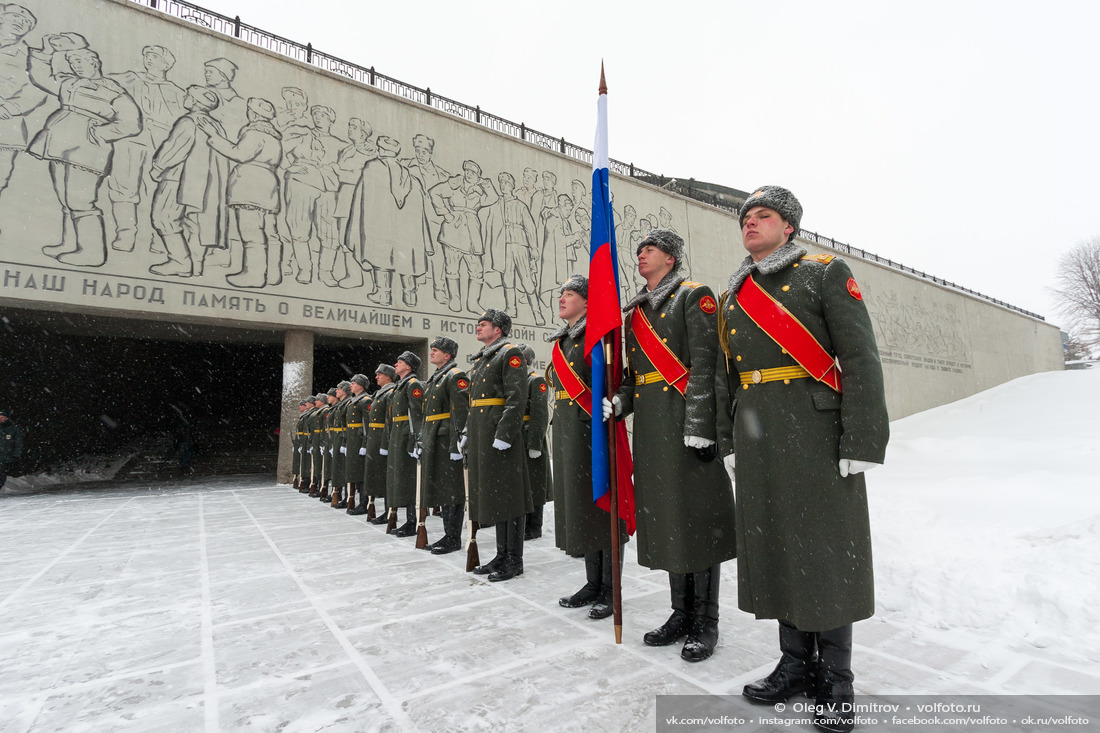 Почетный караул у входа в Зал Воинской Славы фотография