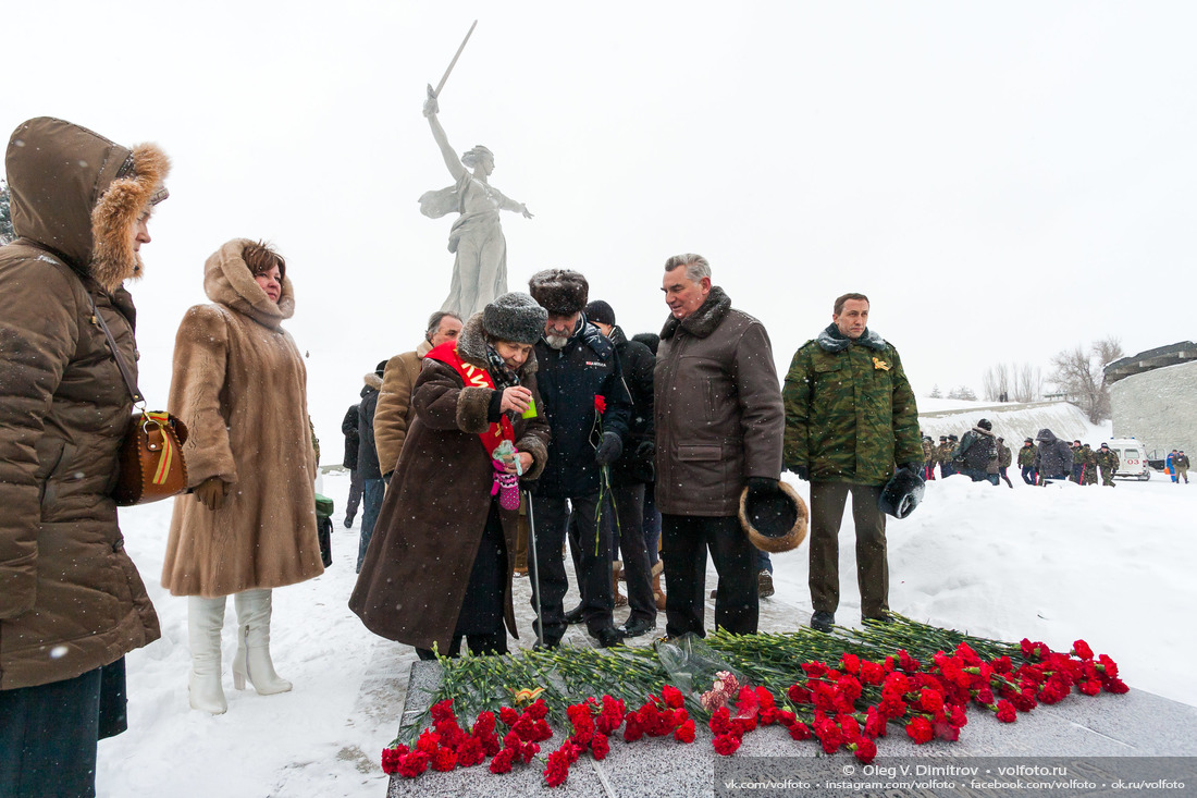 Ветераны у могилы маршала Чуйкова фотография