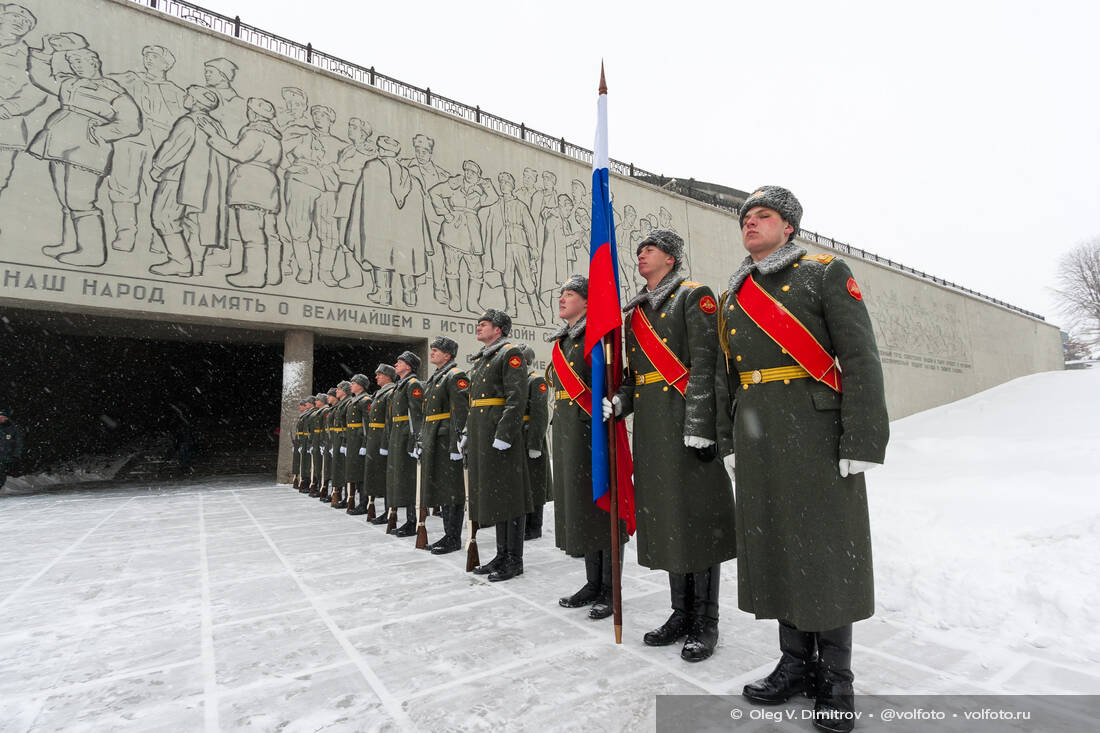 Почетный караул у входа в Зал Воинской Славы фотография