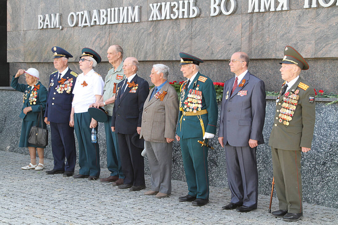 Ветераны на открытии «Вахты Памяти-2012» на Мамаевом кургане фотография