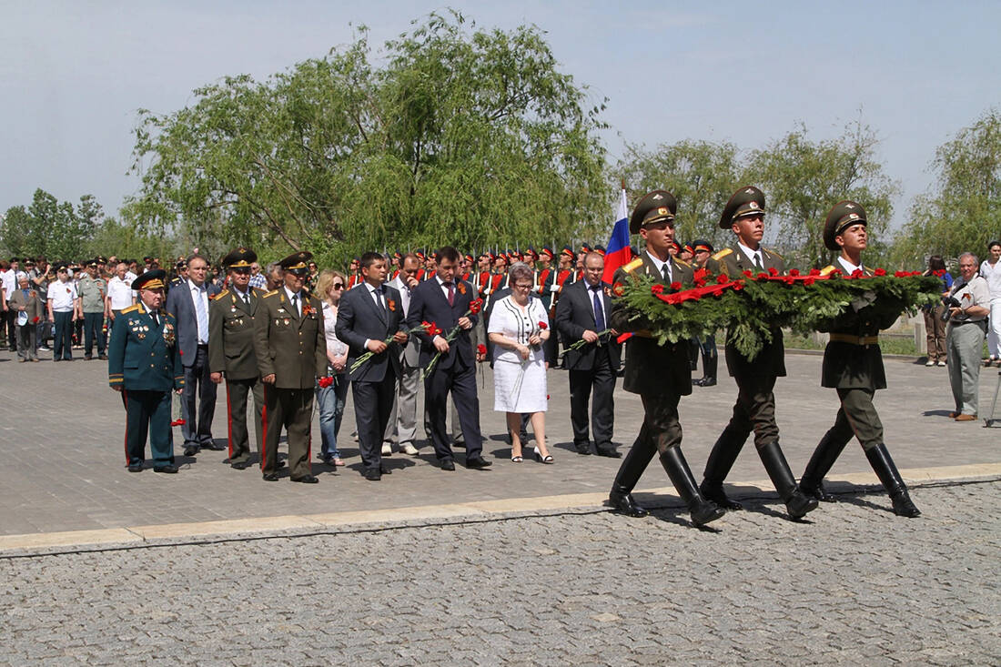 Возложение цветов на открытии «Вахты Памяти-2012» фотография