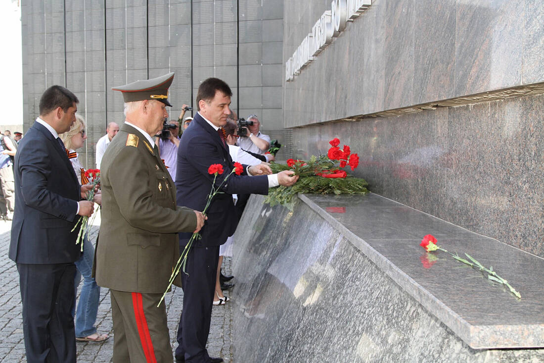 Возложение цветов на открытии «Вахты Памяти-2012» фотография