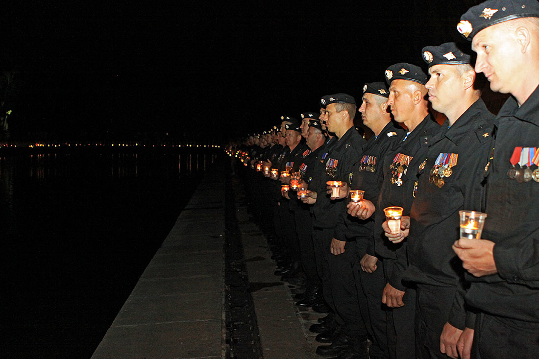 Полицейские с горящими свечами стояли вдоль бассейна на Площади Героев фотография