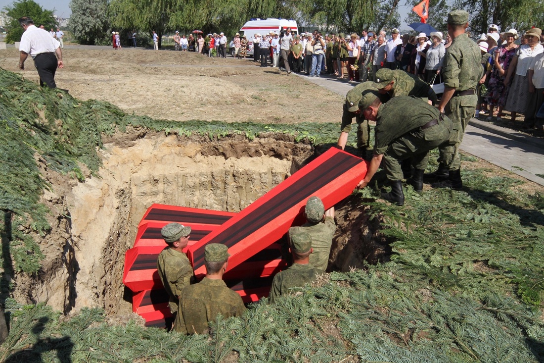 Торжественное перезахоронение останков советских воинов на Мамаевом кургане фотография