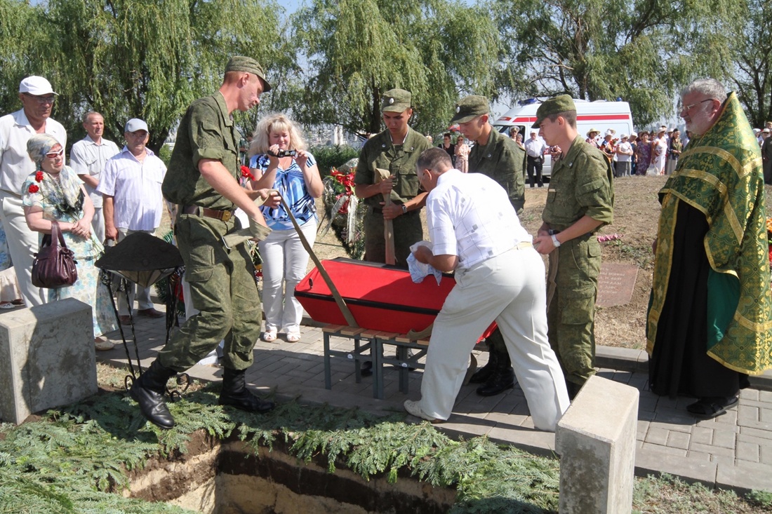 Торжественное перезахоронение останков советских воинов на Мамаевом кургане фотография