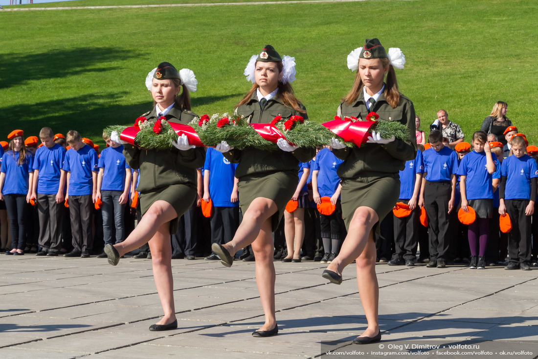 Торжественное возложение цветов к могиле маршала Чуйкова фотография