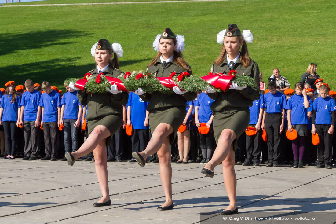 Торжественное возложение цветов к могиле маршала Чуйкова фотография
