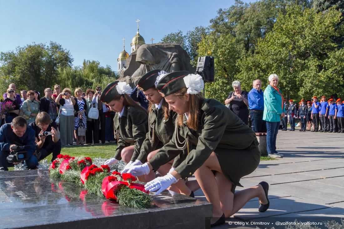Торжественное возложение цветов к могиле маршала Чуйкова фотография