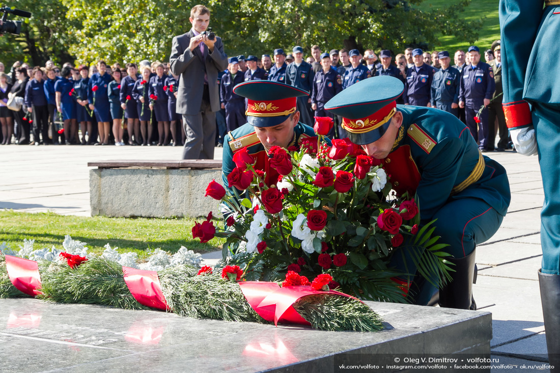 Возложение цветов сотрудниками МЧС к могиле маршала Чуйкова фотография