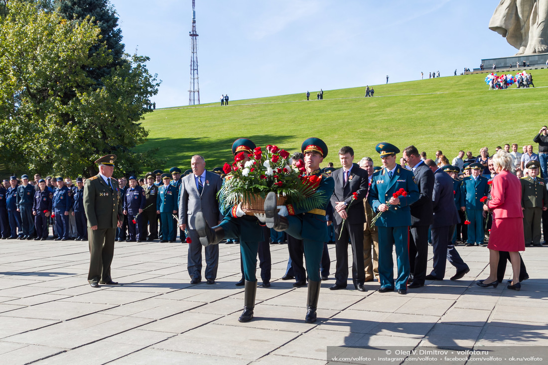 Возложение цветов сотрудниками МЧС к могиле маршала Чуйкова фотография