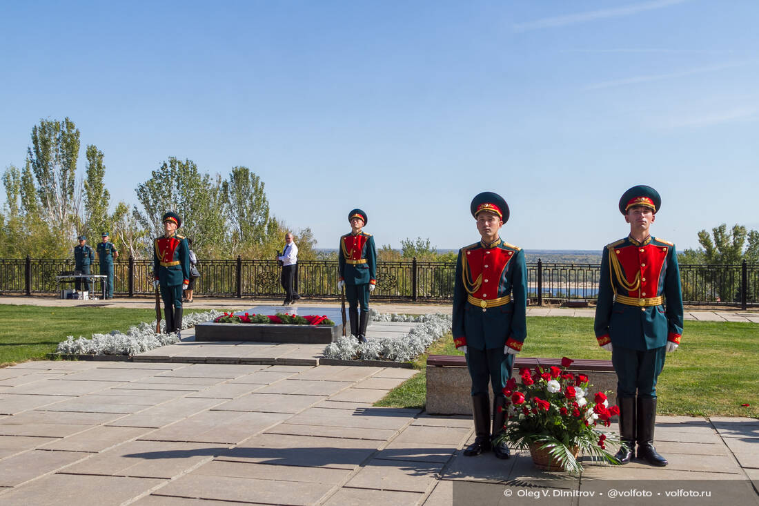 Почётный караул и юные кадеты фотография