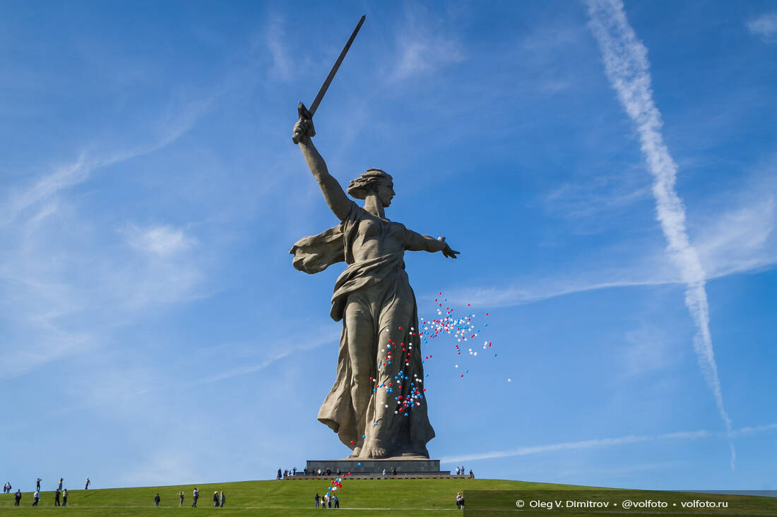 Разноцветные шары в небе над Мамаевым курганом фотография