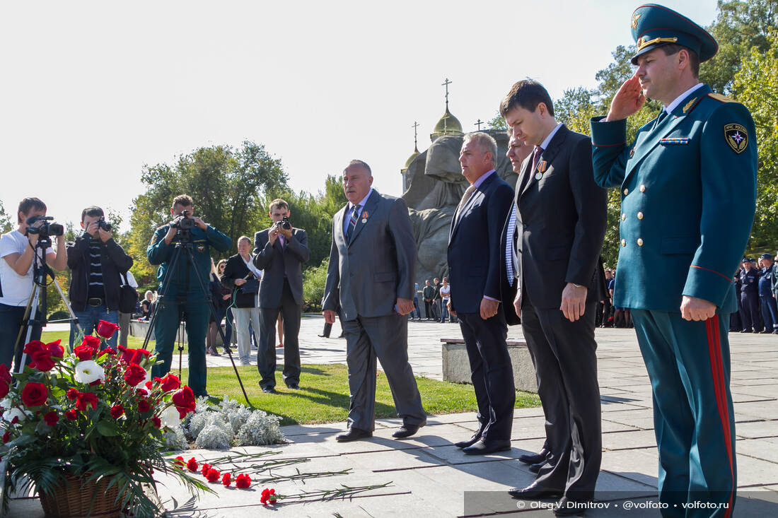 Возложение цветов сотрудниками МЧС к могиле маршала Чуйкова фотография